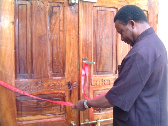 Col. E Mfuru, DC of Mpwapwa District Cuts the tape to Open the New Maternity Wing
